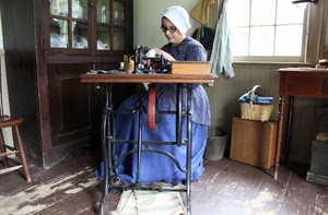 finestra, cucire, donna, cuffia, tavolo, cesto, occhiali, macchina, sarta, costume, cestino, credenza, artigiano, bianco, pedaliera, azzurro, mobile, secchio