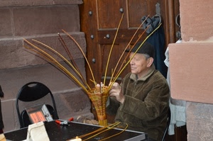 artigiano, vimini, cappello, cesto, sedia, mani, porta, tavolo, cestaio, uomo, legno, portone, canestro, manufatto, artigianato, intreccio, mestiere, giunco