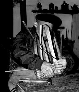 artigiano, mani, cesto, martello, bianconero, artigianato, cestaio, intrecci, paglia, legno