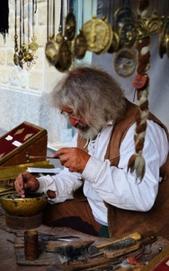 artigiano, mani, uomo, martello, attrezzi, incisore, treccia, capelli, cesellatore