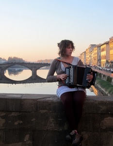 fisarmonica, fiume, ponte, ragazza, musica, arno, musicista, muretto, riflessi