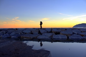 riflesso, acqua, fotografo, tramonto, mare, massi, cielo, uomo, controluce
