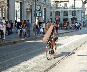 orologio, bicicletta, strada, rotaie, persone, ciclista, donna, borsa, insegne, vetrine, ragazza, via, gente, bici, strumento, città, ombra, passanti
