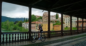 ponte, bicicletta, fiume, ciclista, case, ringhiera, alberi