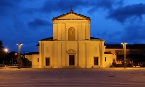 chiesa, lampioni, croce, nuvole, piazza, blu, cielo, luci, notte, porte, notturno, piazzale