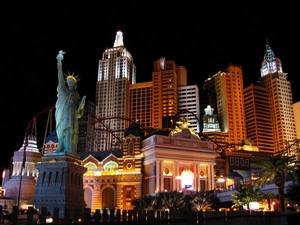 grattacieli, statua, notturno, libertà, luci, notte, monumento, finestre, città