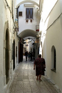 vicolo, finestra, passanti, donna, arco, archi, strada, finestre, case, bianco