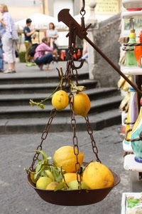 limoni, bilancia, giallo, agrumi, persone, foglie, scala, sfocato, ferro, gradini, frutti, scalini, piatto, stadera, verde, mercato, metallo