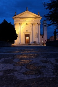 campanile, colonne, chiesa, alberi, notturno, notte, statue, luci, blu, facciata, portone, porta, capitelli, luce