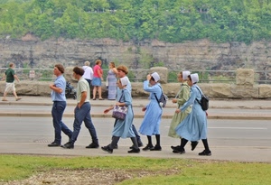 strada, persone, donne, verde, passanti, cappelli, alberi, uomini, cuffie, prato, suore, azzurro, gruppo