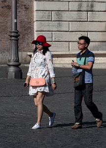 cappello, due, passanti, donna, persone, lampione, uomo, camminare, strada, borsa, coppia, turisti, occhiali, gambe
