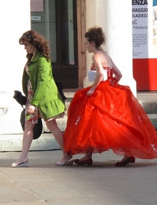 rosso, due, verde, donne, strada, carnevale, passanti, abito, costume, maschere