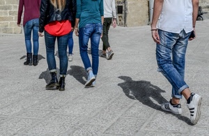 scarpe, gambe, ombre, jeans, persone, pantaloni, piedi, strada, rosso, passanti, bianco, ombra, giovani, selciato