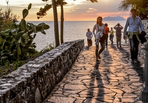 mare, isola, persone, tramonto, passanti, ombre, passeggiata, muretto, turisti, cactus