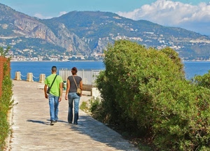 due, mare, persone, montagne, passeggiata, lago, colline, verde, coppia, siepi, monti, alberi
