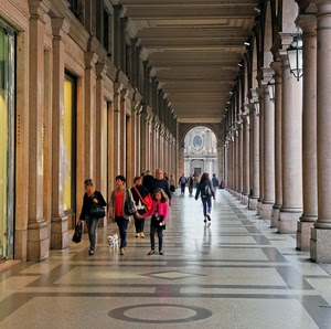 colonne, persone, portico, passanti, cane, lampioni, prospettiva, portici