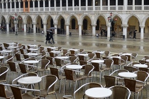 tavolini, sedie, pioggia, piazza, archi, colonne, venezia, passanti