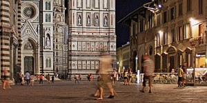 piazza, persone, notte, firenze, chiesa, duomo, luci, passanti, notturno, camminare, portone