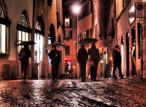 ombrelli, pioggia, strada, finestre, notturno, persone, vetrine, luci, passanti, vicolo, lampione, notte, porte, case, via, sera, selciato, riflesso