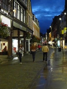 strada, nuvole, persone, luci, lampioni, pioggia, cielo, notturno, vetrine, via, sera, finestre, notte, bagnato, passanti, portici, palazzi, negozi, riflessi, case