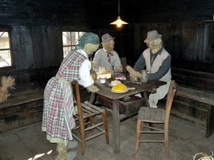 sedie, tavolo, polenta, legno, tre, lampada, paglia, pupazzi, contadini, cappelli