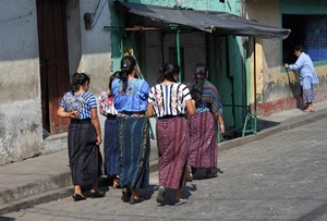 donne, strada, gonne, passanti, capelli, tettoia, righe, vestiti, marciapiede, porta, persone, ombra, tenda, colori