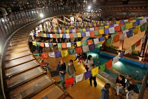 colori, persone, bandierine, gente, bandiere, luci, scala, expo, ringhiera, giallo, bianco, acqua, manifestazione, rosso