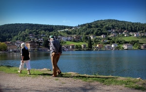 lago, due, acqua, persone, panorama, colline, case, donna, uomo, montagne, passeggiata, paese, passanti