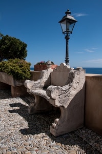 panchina, lampione, mare, cielo, sassi, piante, muretto, alberi