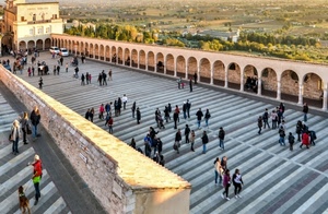 archi, persone, piazza, passanti, portico, assisi, gradini, righe, portici, muro, colonne