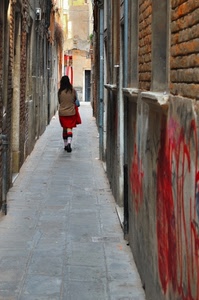 donna, vicolo, rosso, passante, mattoni, finestre, graffiti, muri, porte, via, calzettoni, gonna, camminare, strada