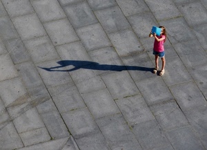 bambina, ombra, sandali, tablet, pavimento, azzurro, pavimentazione, rosa, piazza, libro, strada, pantaloncini, rosso, maglietta