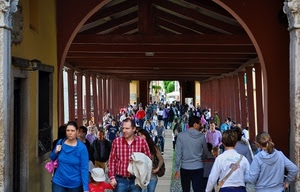 persone, legno, ponte, arco, passanti, folla, archi, colonne, portico, travi, gente, passeggio, prospettiva