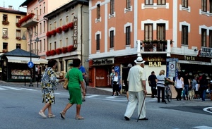 strada, passanti, bar, negozi, verde, persone, cappello, bastone, finestre, fiori, bianco