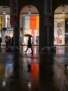pioggia, ombrello, passante, archi, vetrine, notte, bagnato, portici, riflessi, persona, notturno