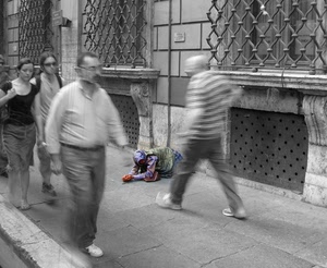 mendicante, passanti, bianconero, grate, finestre, marciapiede, mosso, persone, strada, selettivo