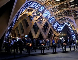 expo, persone, padiglione, gente, legno, scritta, struttura, scritte, luci, passanti