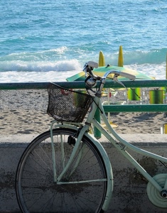 mare, bicicletta, cestino, ruota, ombrelloni, spiaggia, sabbia, manubrio, ringhiera, sdraio, acqua, onda, onde, ombrellone, verde, raggi