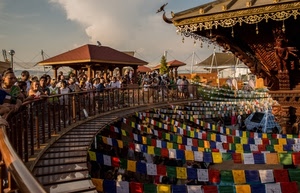 expo, bandiere, colori, ringhiera, persone, bandierine, visitatori, nuvole, tetti, padiglione, multicolore