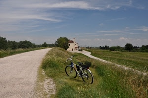 strada, bicicletta, cielo, alberi, sentiero, nuvole, campagna, erba, verde, chiesa, campi, casa, prato, chiesetta, campanile