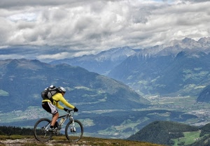 bicicletta, ciclista, montagne, panorama, montagna, nuvole, zaino, sport, giallo, casco