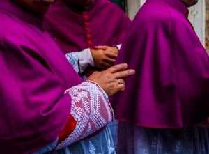 mani, viola, dita, vescovi, bottoni, pizzo, rosso, prelati, bianco, abiti, tre, cardinali, pizzi, porpora