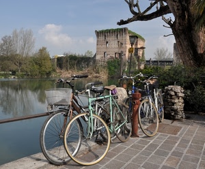 biciclette, acqua, fiume, albero, torre, alberi, ruote, ponte, ringhiera, cielo, nuvole, bici, riflessi, riflesso