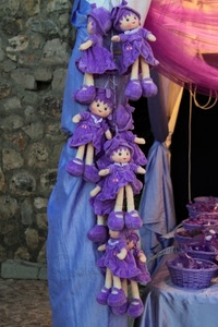 bambole, viola, muro, cestini, tenda, pupazzi, cesti, bancarella, cappelli, pietre, gambe, lavanda, colori, occhi, vimini, tovaglia, scarpe, tavolo, celeste, braccia