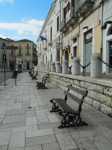 panchine, strada, catene, palazzi, bandiera, catena, finestre, negozi, piazza