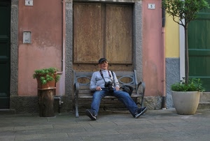 panchina, fotografo, vasi, piante, uomo, verde, porte, numeri, riposo, seduto, finestra, anziano, porta, cappello, citofono