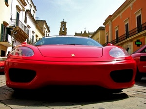 ferrari, rosso, automobile, fanali, campanile, auto, strada, macchina, rossa, fari, sportiva, cofano, balconi, cielo, finestre, case