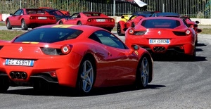 ferrari, rosso, ruote, auto, strada, automobili, targa, pista, cavallino, sportive, sfilata, numeri, rosse, targhe