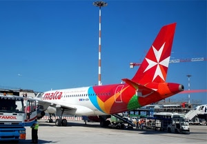 aereo, rosso, coda, aeroporto, cielo, gru, ali, bianco, azzurro, finestrini, croce, oblò, ruote, mezzi, scritte, palo