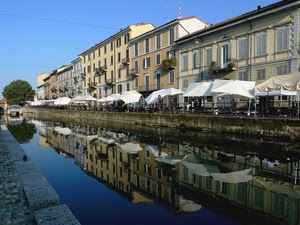 acqua, canale, riflesso, ombrelloni, case, palazzi, cielo, riflessi, fiume, tavolini, ponte, finestre, prospettiva, mercato, bancarelle, balconi, naviglio, alberi, gazebo